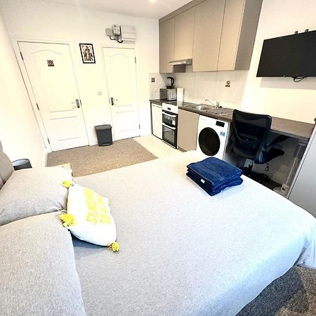 Bright Modern, Private Apartment,15 Mins To Central London ヘンドン エクステリア 写真
