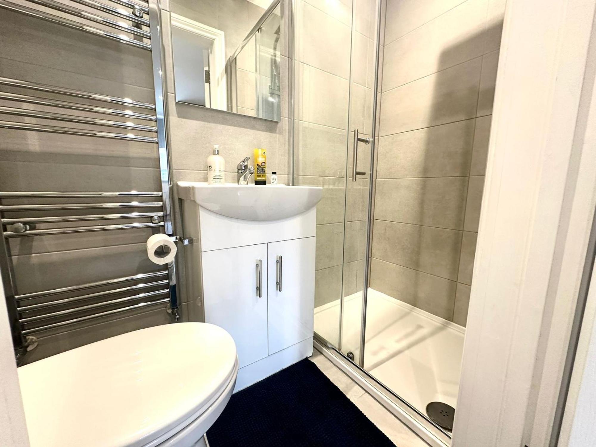 Bright Modern, Private Apartment,15 Mins To Central London ヘンドン エクステリア 写真