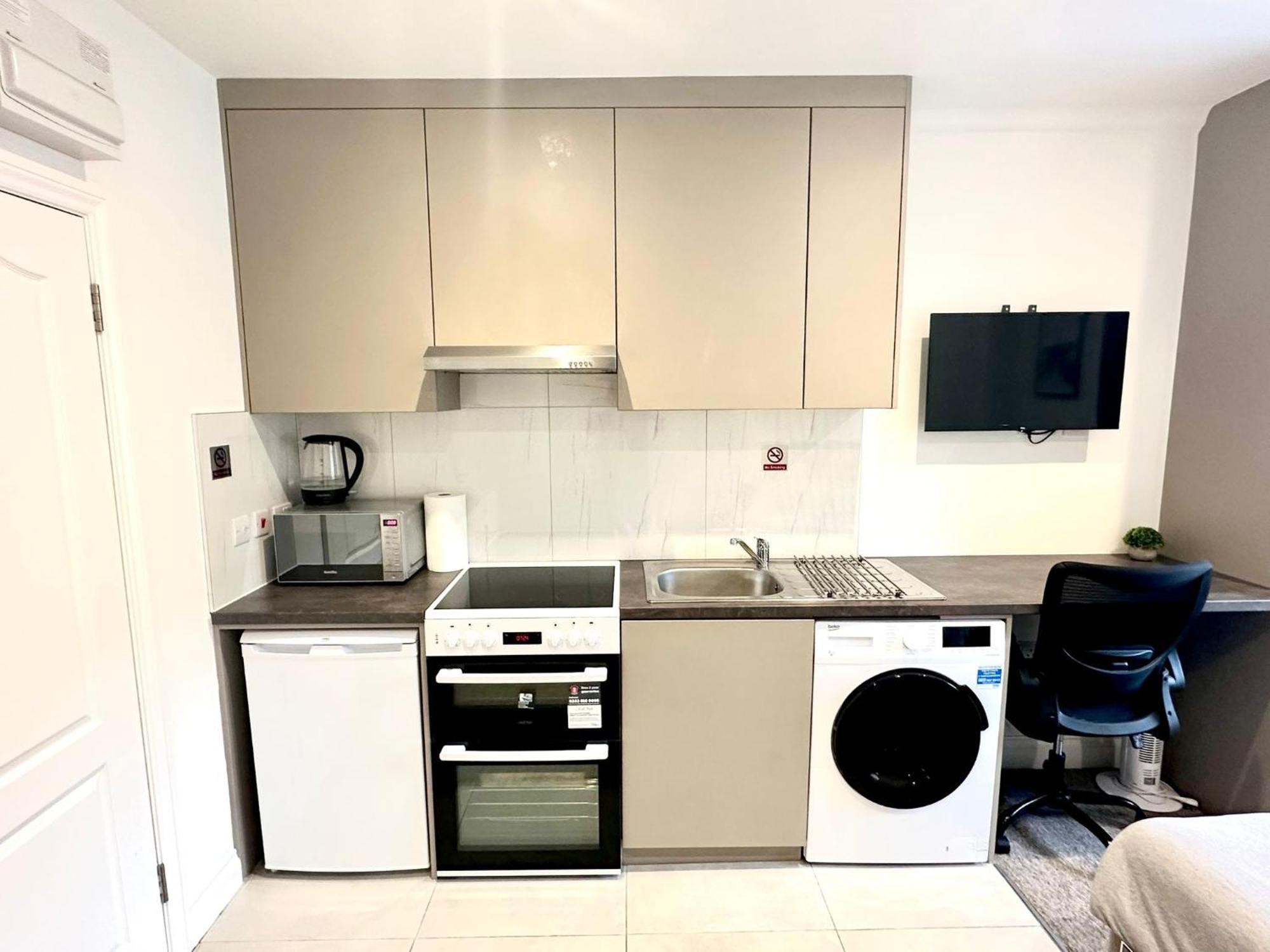Bright Modern, Private Apartment,15 Mins To Central London ヘンドン エクステリア 写真