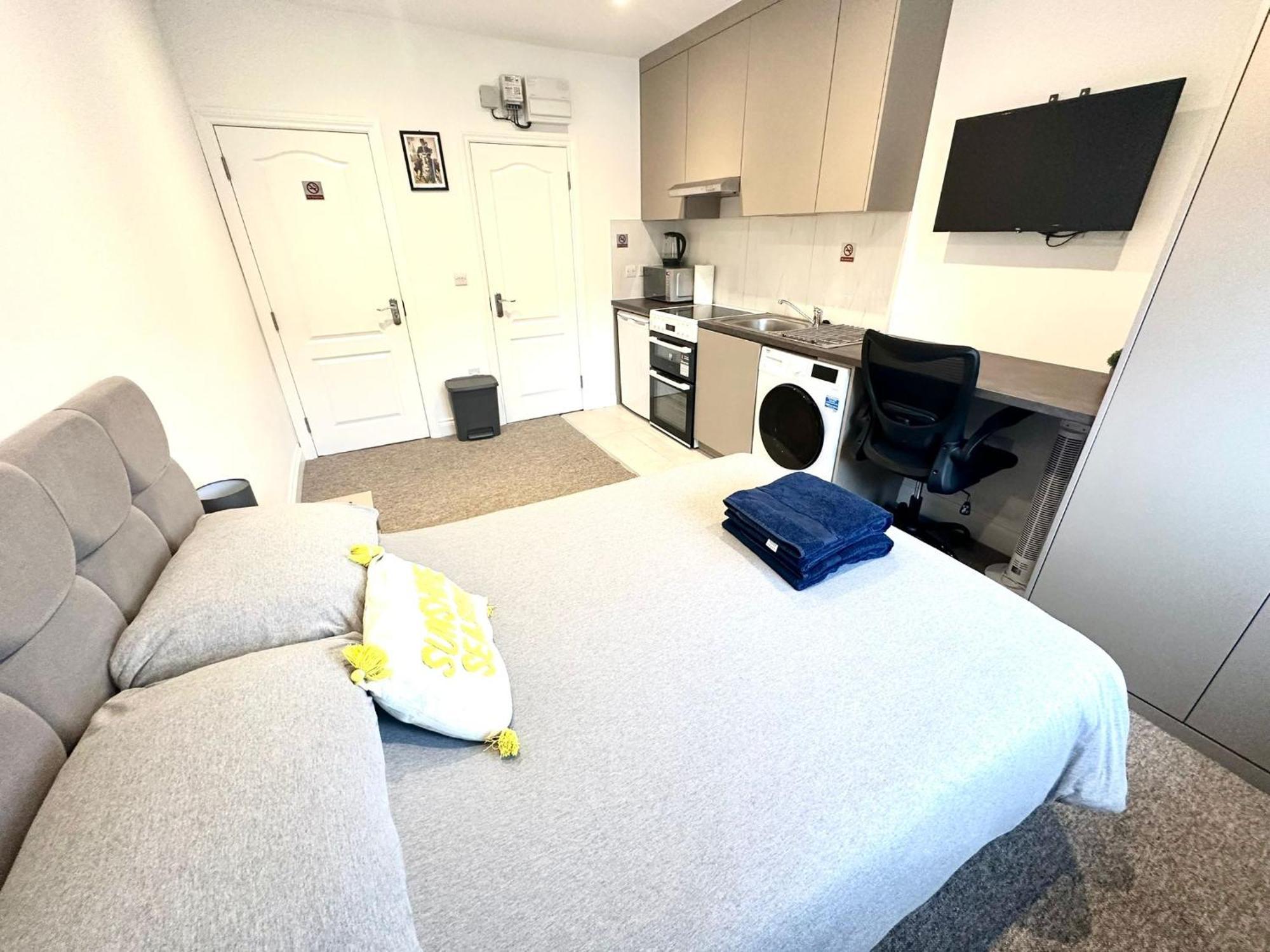 Bright Modern, Private Apartment,15 Mins To Central London ヘンドン エクステリア 写真